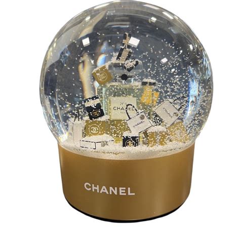 boule à neige Chanel Noel : occasion certifiée authentique.